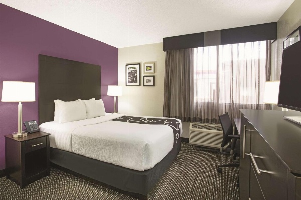 La Quinta Inn & Suites by Wyndham Fort Lauderdale Tamarac image 2