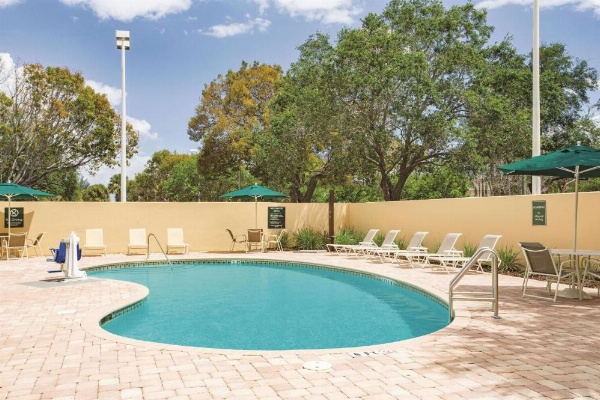 La Quinta Inn & Suites by Wyndham Fort Lauderdale Tamarac image 9